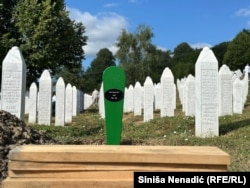 Mezar Fate Bektić, jedine žene koja će biti ukopana 11. jula 1995.