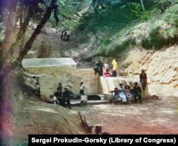 წყარო ტყეში, სავარაუდოდ ბორჯომთან ახლოს. წყაროსთან, კედლებზე, ადამიანები თავიანთ სახელებს წერდნენ