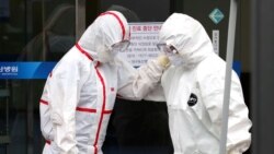 Medicinski radnici nose zaštitna odijela, Južna Koreja, 28. februar 2020.