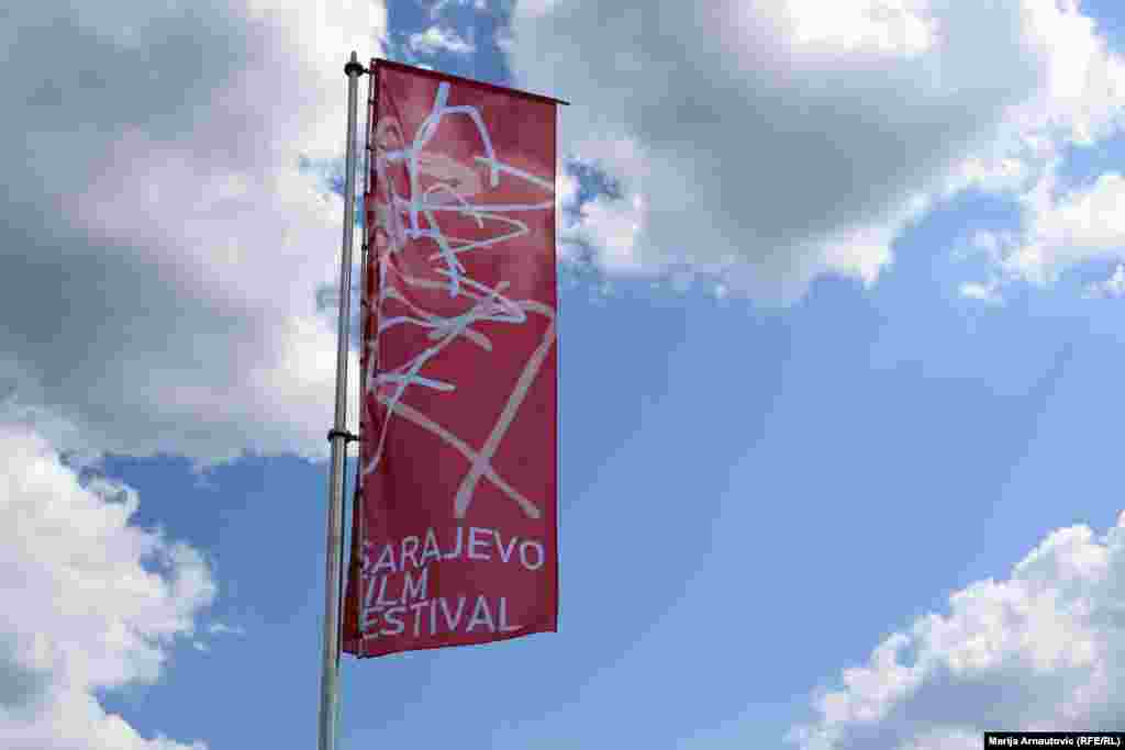 Ove godine festivalski kapaciteti biće smanjeni u skladu sa preporukama Kriznog štaba Kantona Sarajevo. Prošlogodišnji Sarajevo Film Festival održan je prvi put u online format zbog pandemije korona virusa.