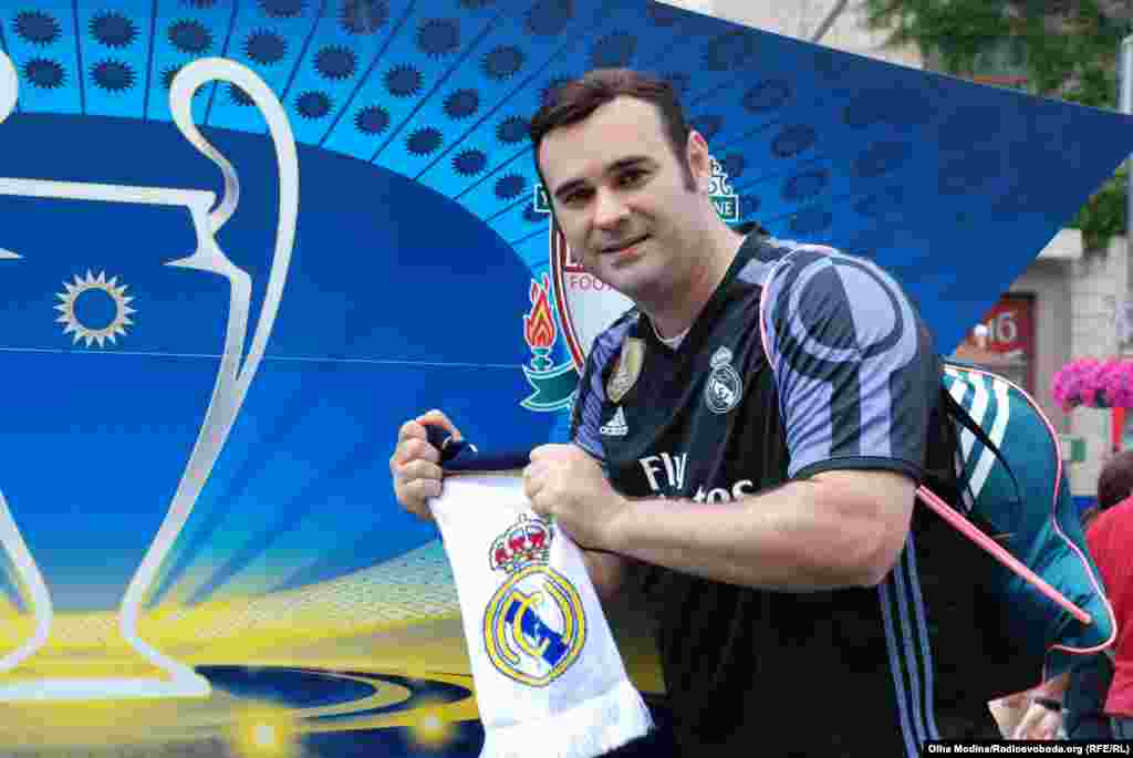 Марио приехал из США. Говорит, что это уже пятый финал Лиги чемпионов, который он посещает. Прошедшие завершались победой любимого «Реала». Ждет такого же и сейчас. «Киев – невероятно очаровательный город. Для меня это приятная сенсация. Здесь фантастическая архитектура, вдохновляющие пейзажи, дружелюбные люди. Мы летели сюда 17 часов и сейчас не жалеем. Потому что увидели эту красоту и теперь рекомендуем всем своим товарищам обязательно приехать сюда», – говорит Марио