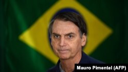 Žair Bolsonaro ispred brazilske zastave
