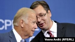 Američki predsednik Džozef Bajden i predsednik Srbije Aleksandar Vučić tokom Bajdenove posete Srbiji kada je on bio potpredsednik SAD, a Vučić premijer Srbije, avgust 2016. godine.