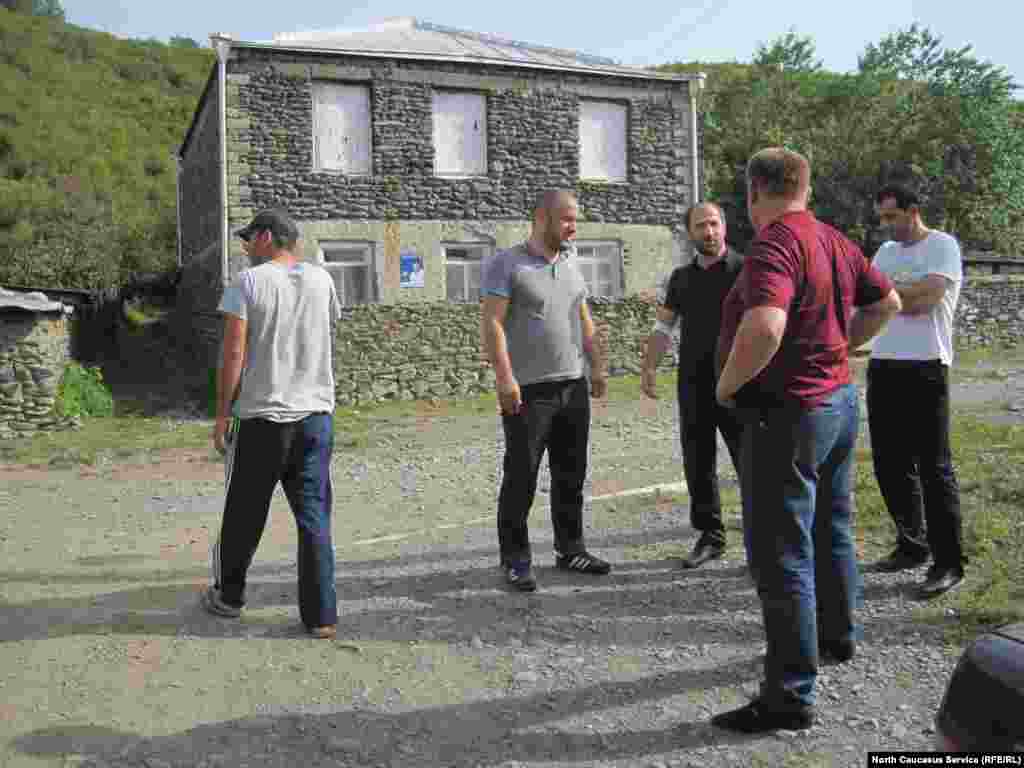 МагIарулазул миллияб маданияб автономиялъул (АНКА) нухмалъулев Маркъо ШагIбанов (квагIиса кIабилев) Тиви росдал гIолохъабигун. Гьес хIаракат бахъулеб буго Азербайжаналда ва Грузиялда ругел миллатцоязул ( гIага-шагарго кIинусазарго чи) къануниял ихтияралги мурадалги цIунизе.