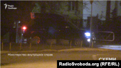 Авто, яким користується екс-прем’єр-міністр Арсеній Яценюк, виїжджає від МВС