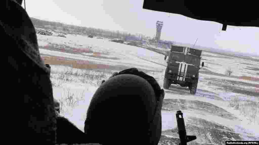 Дорога до «нового» терміналу Донецького аеропорту. Позаду ще «ціла» вежа. 30 грудня 2014 року