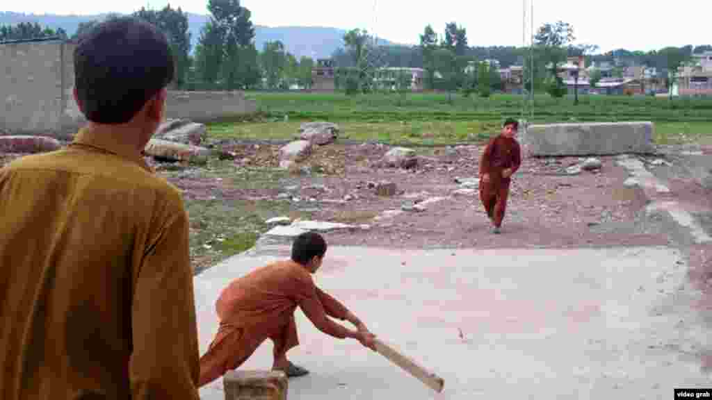 Тепер на його місці діти грають у крикет, улюблену гру пакистанців