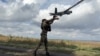Український військовий запускає розвідувальний дрон поблизу Покровська, жовтень 2025 року