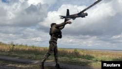 Український військовий запускає розвідувальний дрон поблизу Покровська, жовтень 2025 року