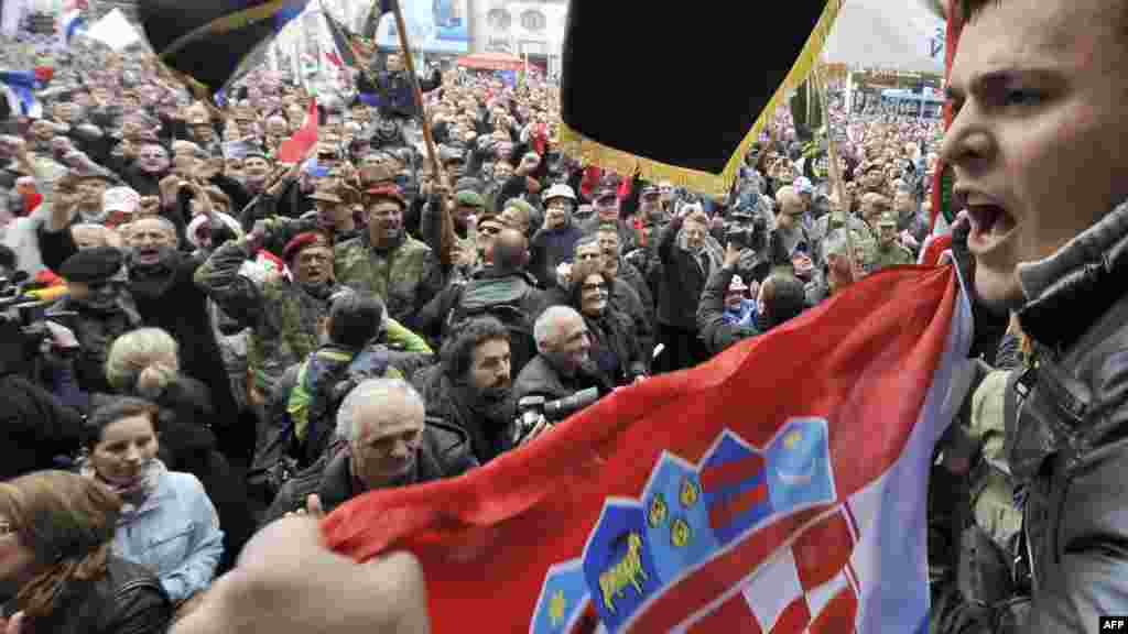 Hrvatska - Slavlje nakon odluke o oslobađanju hrvatskih generala, Zagreb, 16. novembar 2012. Foto: AFP / Hrvoje Polan