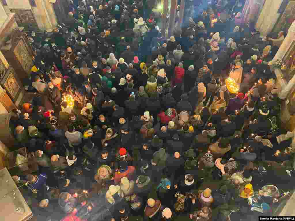 Люди слухають різдвяну проповідь у тбіліському соборі Святої Трійці