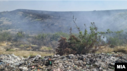 Пожарот во Дрисла избувна на 9 септември, надлежните ја затрупуваат со земја.