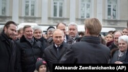 Володимир Путін позує для фотографії з родичами Солженіцина після відкриття пам’ятника