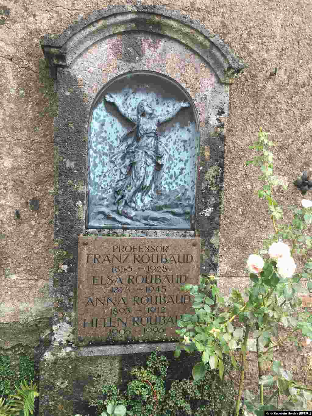 Франц Рубо, хоть и не был кавказцем, в своем творчестве тяготел к тематике русско-кавказской войны. Российский художник французского происхождения был создателем среди прочего известного полотна "Штурм аула Ахульго". Похоронен недалеко от Мюнхена на острове Fraueninsel (женский), что на озере Chiemsee