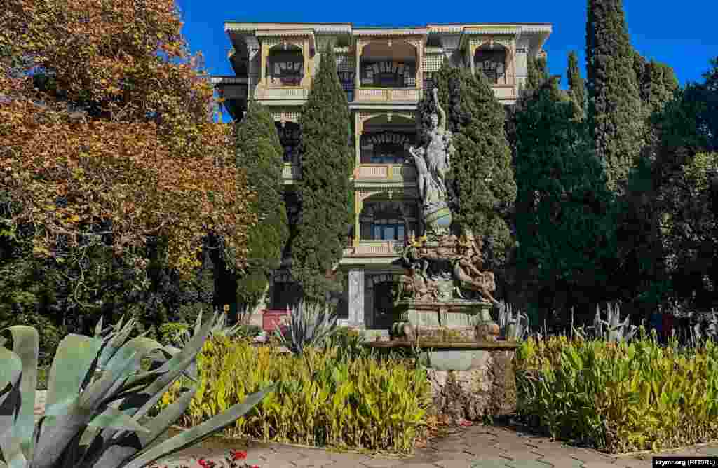 Знаменитый фонтан «Ночь»