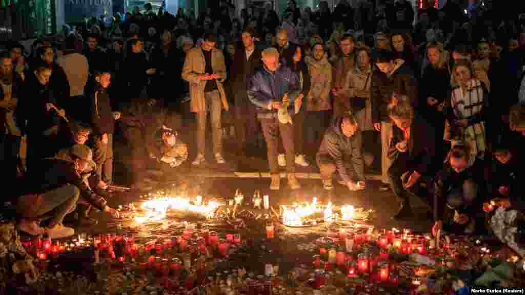 Građani su se okupili 2. novembra i na raskrsnici u blizini Železničke stanice pale sveće i donose igračke i cveće.