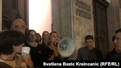 Građani ispred Rektorata Beogradskog univerziteta su dali podršku studentima koji blokiraju tu zgradu.