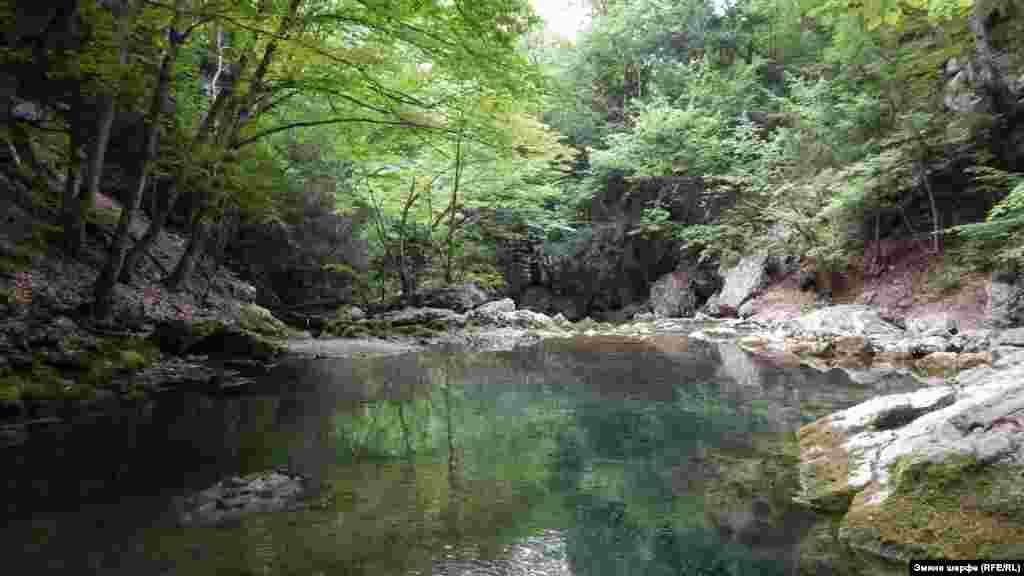 Еще одна достопримечательность каньона – Голубое озеро. Вода здесь изумрудного цвета, водится мелкая рыба