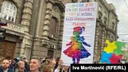 Protest roditelja dece sa autizmom ispred zgrade Vlade Srbije u Beogradu, 2. april 2025.