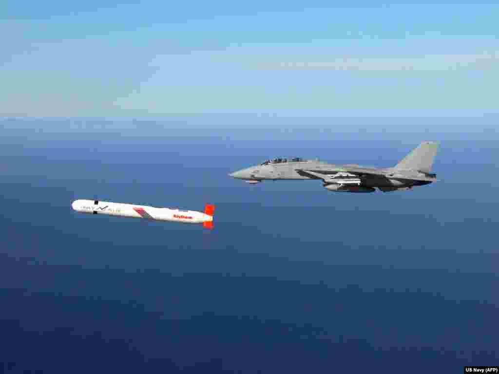 "Томагавк" летит рядом с F-14 ВМС США над южной Калифорнией, 2002 год. Киев неоднократно просил у США о доступе к американским ракетам большой дальности. В 2024 году президент Украины Владимир Зеленский уже намекал, что просил у Соединенных Штатов "Томагавки". По сообщениям, тогдашний глава Белого дома Джо Байден назвал этот запрос "совершенно невыполнимым"