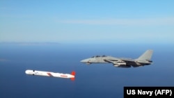 "Томагавк" на фоне военного самолёта США