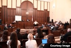 სასამართლო პროცესები საქალაქო სასამართლოს ყველაზე დიდ, 150-კაციან დარბაზში იმართება.