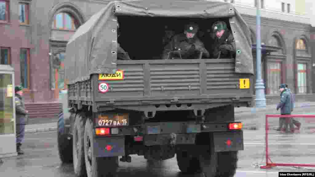 Поліція прибуває на Красну площу.