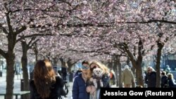 Korona virus nije zaustavio život u Švedskoj, pristup koji izaziva kontroverze