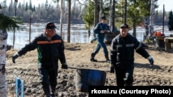 Очистка реки Колва в Коми после нефтеразлива (архивное фото)