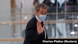 Bivši predsednik Francuske Nikola Sarkozi izlazi iz sudnice u Parizu, 23. novembar 2020. 