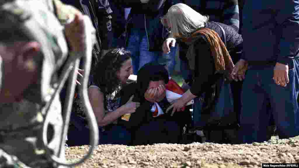 Люди в жалобі за жертвами конфлікту 1992-1993 років в сепаратистському регіоні Грузії Абхазії. Тіла жертв повернули до Тбілісі 26 квітня. (Мзія Саганелідзе, Радіо Свобода/Радіо Вільна Європа) 