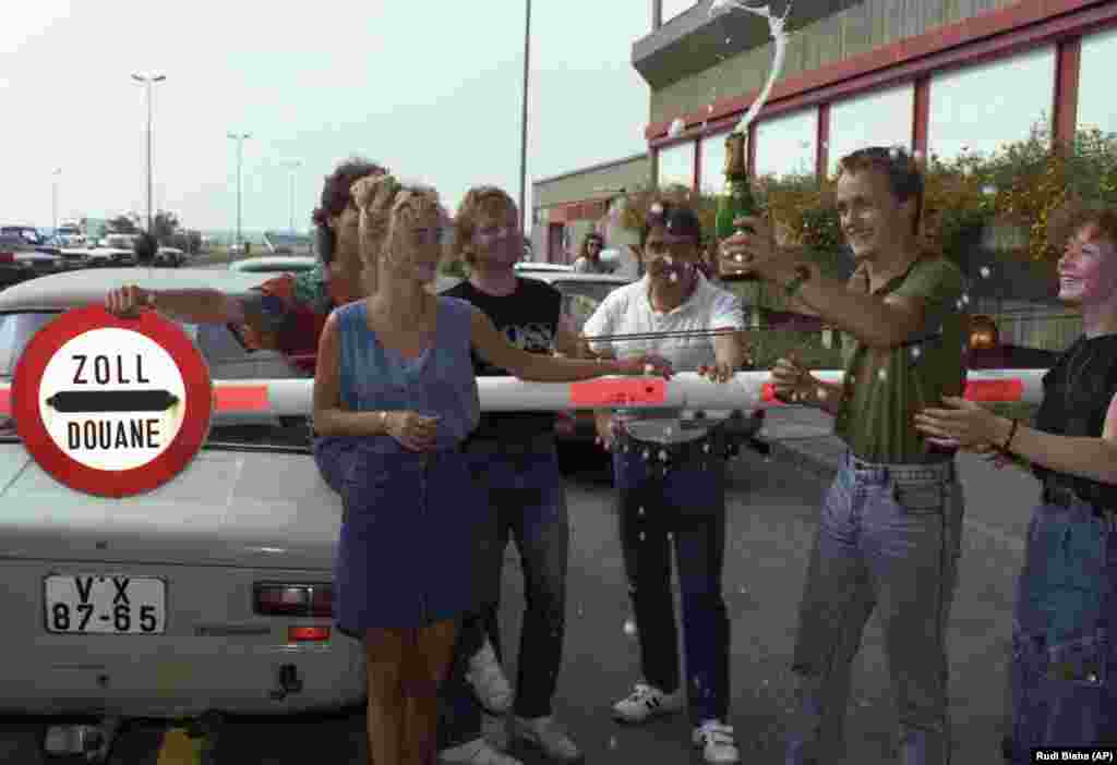 Drugi slave uz bocu pjenušca.