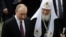Президент России Владимир Путин (л) и патриарх Московский Кирилл