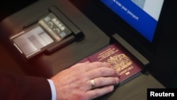 Skeniranje pasoša Velike Britanije na ulazu u tunel koji povezuje tu državu, koja je 2021. godine istupila iz EU, sa starim kontinentom.