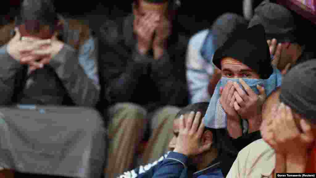 Zatvorenici iz Iraka i Sirije sjede u zatvorskoj ćeliji u gradu Hasaka, 11. siječnja 2020. Neki kažu da su bili borci, drugi tvrde da su bili primorani raditi za "Islamsku državu" nakon što je ova militantna organizacija osvojila teritorije širom Sirije i Iraka. "Radio sam (za 'Islamsku državu') kao civil", kaže Abdurrahman Mustafa al-Jomaa, 32-godišnji Sirijac iz Rake. "Služim dvogodišnju kaznu zatvora. Oženjen sam i imam dvoje djece. Moja obitelj je u Raki. Posjećuju me."