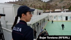Italia a deschis două centre de detenție pentru refugiați pe teritoriul Albaniei. Acolo ar trebui să fie duși bărbații din țări considerate a fi „sigure", în timp ce li se analizează și respinge solicitarea de azil, pentru a fi trimiși înapoi acasă.