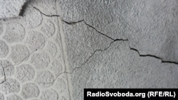 Від вантажівок, що заправляються на АЗС, у будинку Качеруків потріскалися стіни