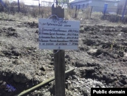 Могила у селищі Нижній Кринці на Донеччині з написом «Загинули за путінську брехню». Напис на могилі п’ятьох загиблих товаришів, як стверджували у ЗМІ та соцмережах відразу після виявлення могили, зробили російські військові