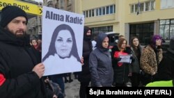 Nekoliko desetina građana na protestu u Sarajevu nakon presude Vrhovnog suda FBiH kojom je smanjena kazna Eldinu Hodžiću koji je ubio suprugu Almu Kadić, Sarajevo, 25. decembar 2024.