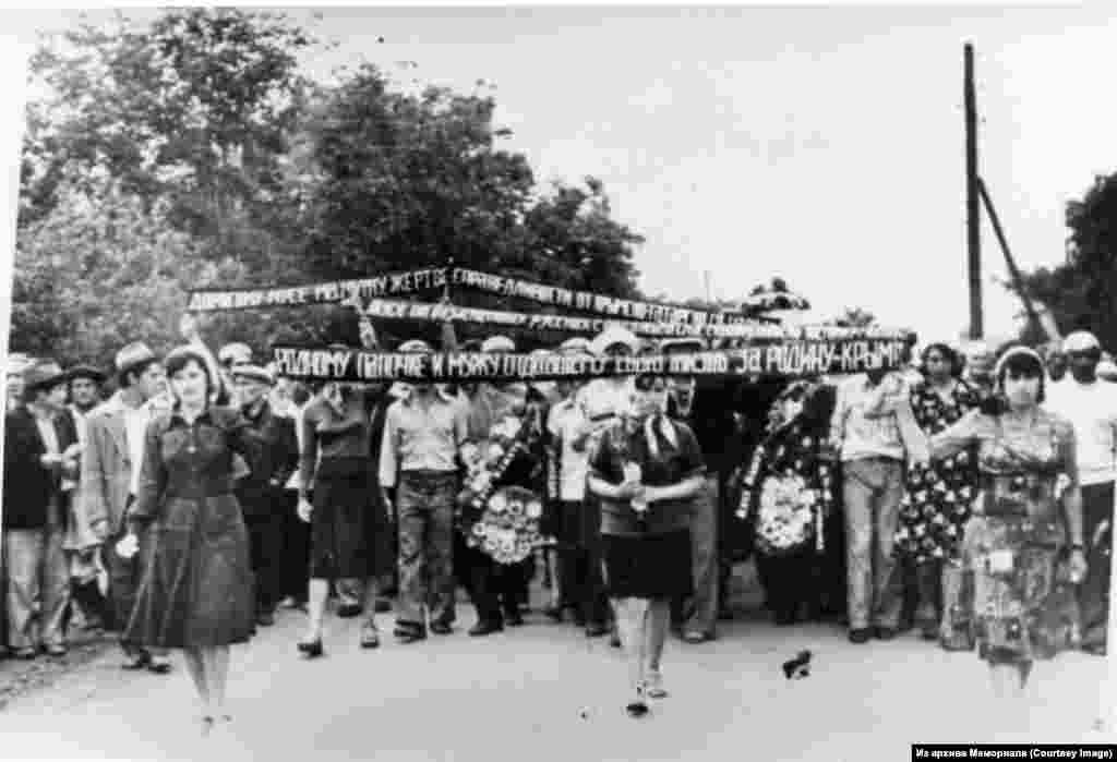 Похороны Мусы Мамута. Муса Мамут (1931-1978), национальный герой крымскотатарского движения. Политзаключенный (1976-1977). Покончил жизнь самоубийством в знак протеста против притеснений своего народа. 