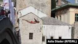 Lorens Listo, pobjednik 446. takmičenja u skokovima na glavu sa mostarskog Starog Mosta, 29, juli 2012.