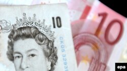 Банкноти номіналом десять фунтів стерлінгів та 10 євро