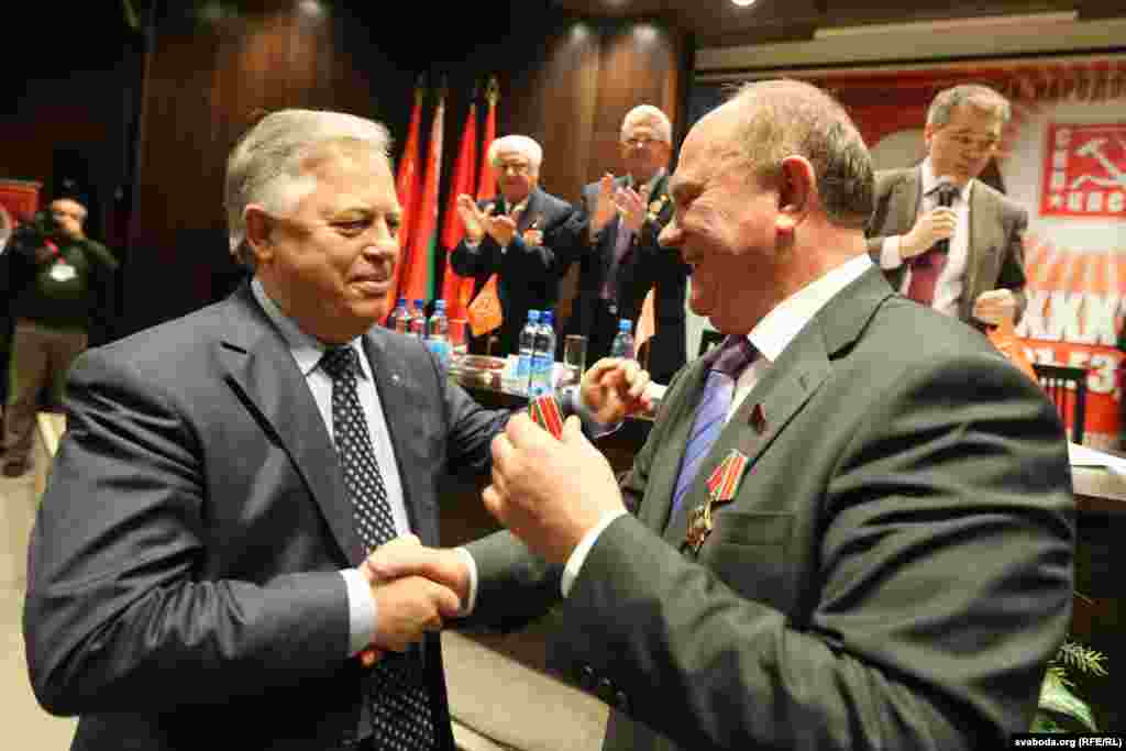 Геннадий Зюганов награждает Петра Симоненко