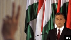 Лідер ФІДЕС Віктор Орбан на прес-конференції в Будапешті, 26 квітня 2010 року