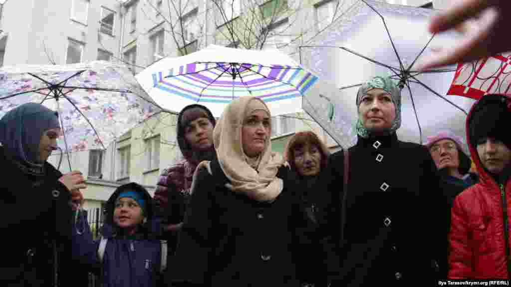 Слева направо: супруги фигурантов «ялтинского дела Хизб ут-Тахрир» Анна Богачева, Зарина Джеппарова, Наджие Алиева и Мерьем Куку