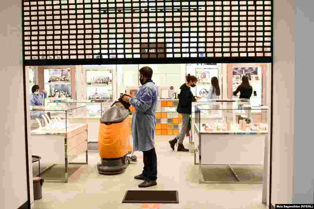 პერსონალი მზადების პროცესში - ხვალ "გრძელი დღე" იქნება. 