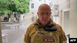 Snimak objavljen 24. juna 2023. na Telegram nalogu pres službe Concorda -- kompanije povezane sa šefom ruske plaćeničke grupe Wagner, Jevgenijem Prigožinom -- prikazuje Prigožina kako govori u sjedištu Ruskog južnog vojnog okruga u Rostovu na Donu.