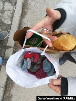 "Ja to tako ponesem i prodam i ponekad donesem u kuću sebi 10-20 maraka", ističe ova Banjalučanka.