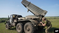 Ukrajinski vojnik priprema se za ispaljivanje raketnog bacača prema ruskim položajima na prvoj liniji fronta u Donjeckoj oblasti, Ukrajina, 3. juna 2025.