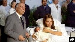 სოფია ლორენი ახალშობილ ვაჟთან, კარლო პონტი-უმცროსთან და მეუღლესთან, კარლო პონტისთან ერთად ჟენევის სახელმწიფო საავადმყოფოში. 1969 წლის 4 იანვარი